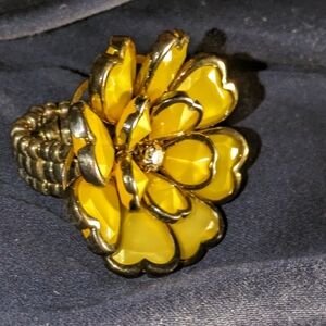 Gorgeous vintage flower ring one size fits most